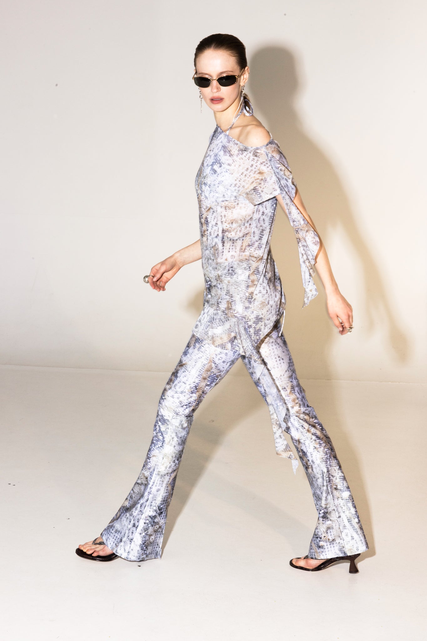 The Trousers with Slit in Silver Current