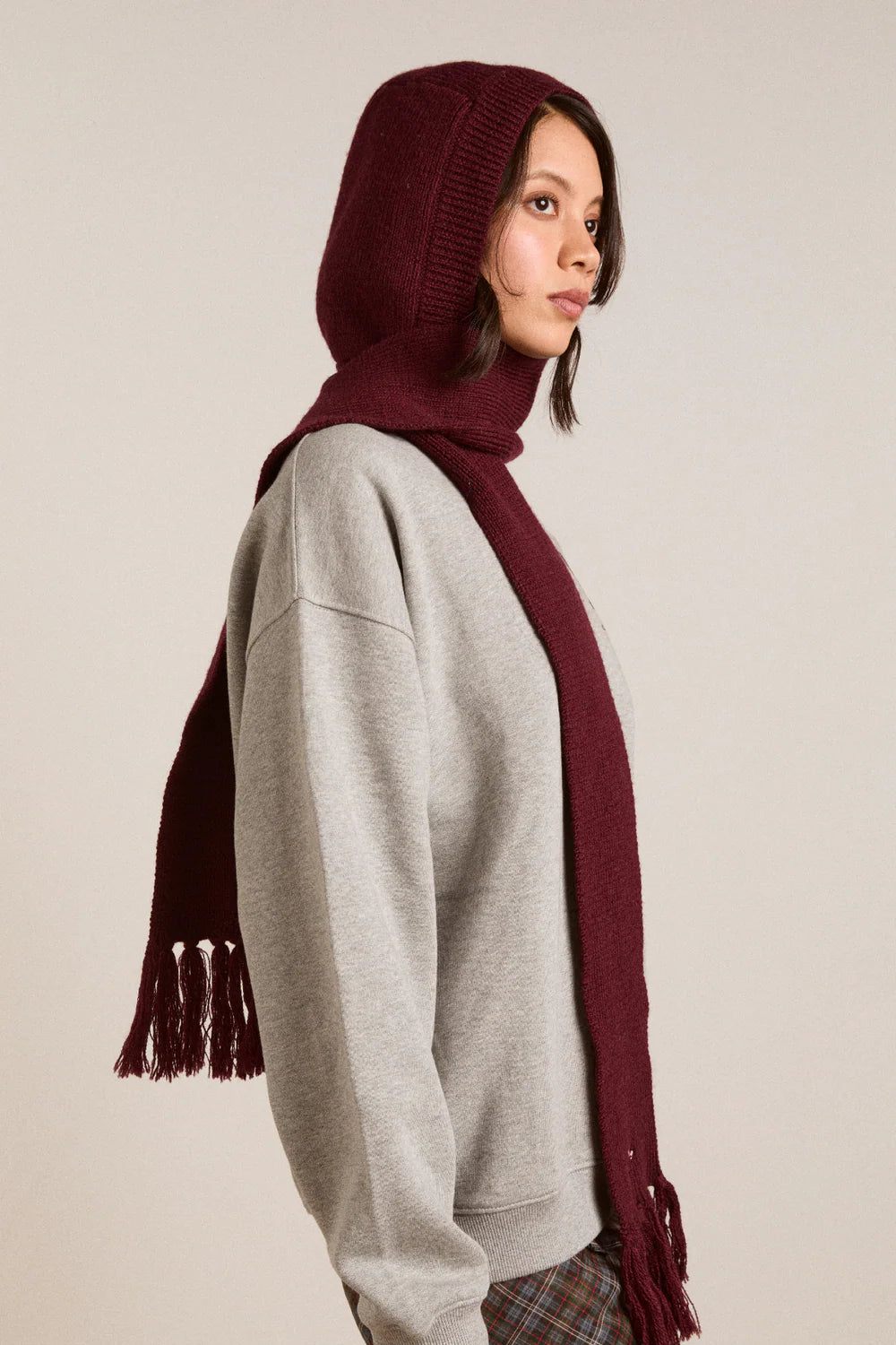 Tassel Hooded Scarf in Burg