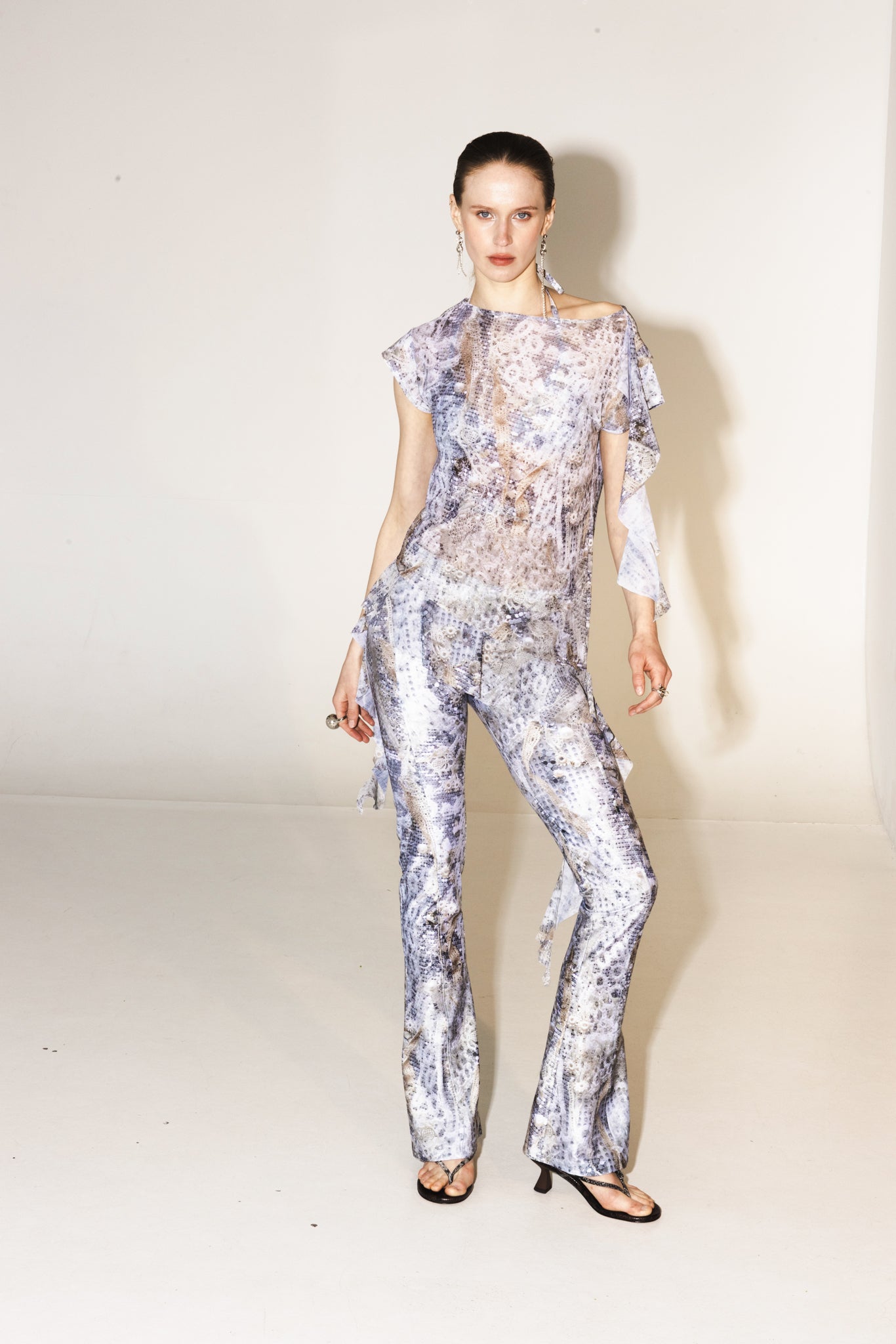 The Trousers with Slit in Silver Current