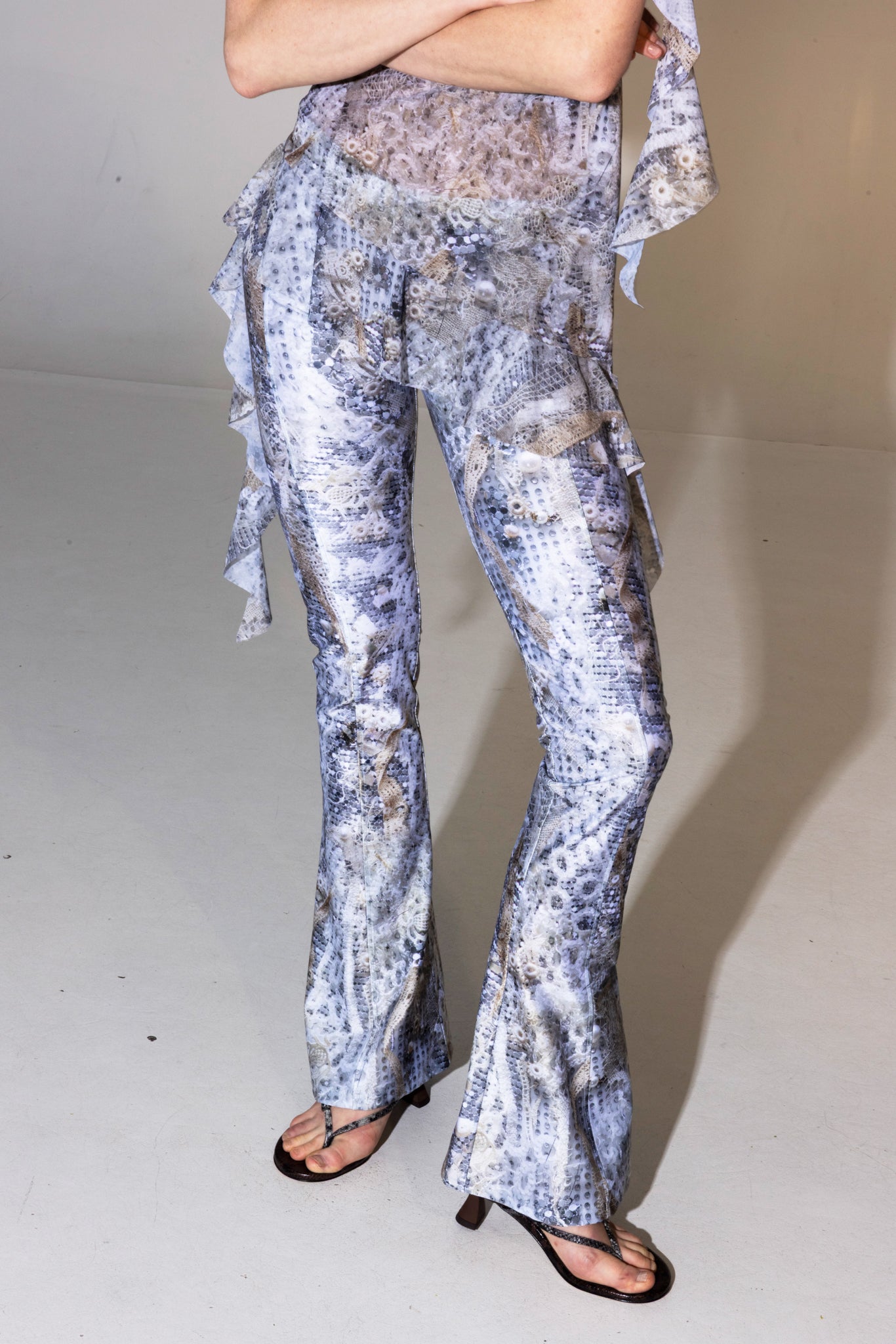 The Trousers with Slit in Silver Current